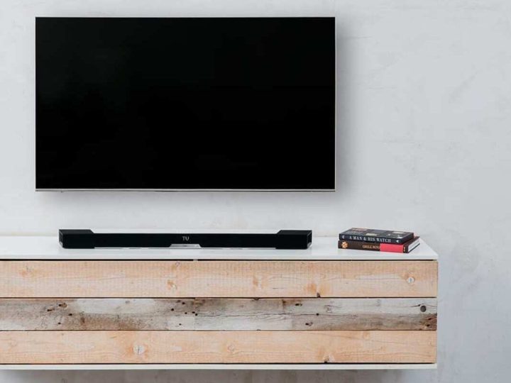 Heimkino Setup: WLAN-Lautsprecher mit Smart-TV verbunden.