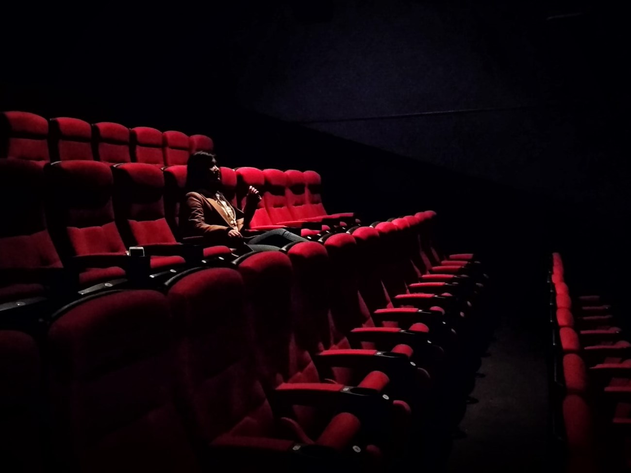 Frau allein im Kinosaal