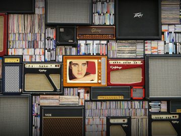 Eine Wand aus Schallplatten, CDs und Lautsprechern