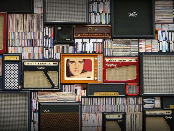 Eine Wand aus Schallplatten, CDs und Lautsprechern