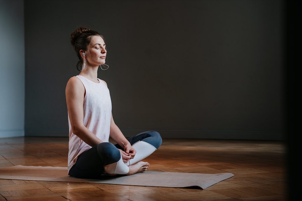 Frau entspannt beim Yoga.