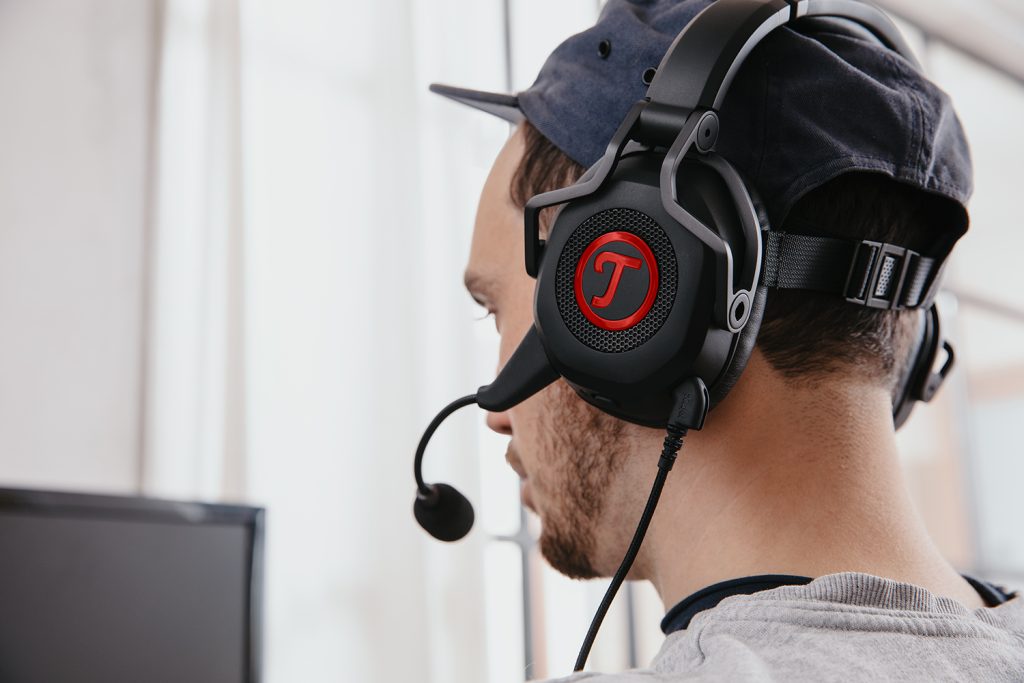 Mann mit Gaming-Headset CAGE am PC