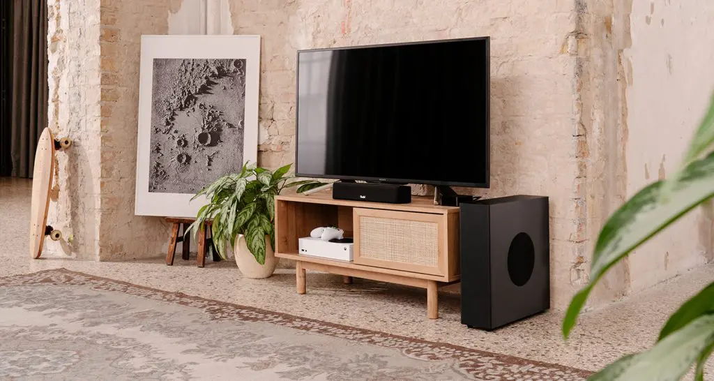 salon ,meuble TV avec système CINEBAR ONE + Teufel, plante, tableau