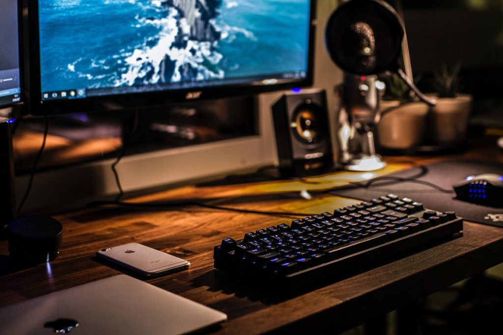 bureau avec équipement de gaming : clavier, pc, souris, enceinte