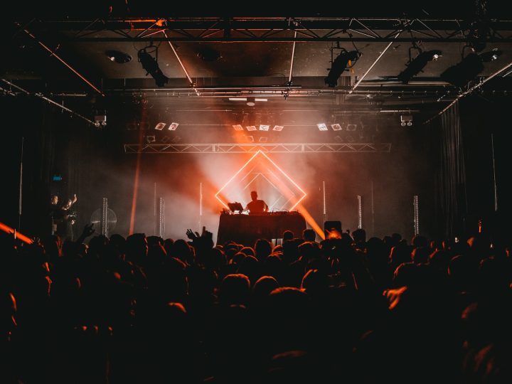 DJ legt auf einer Clubbühne vor Publikum auf