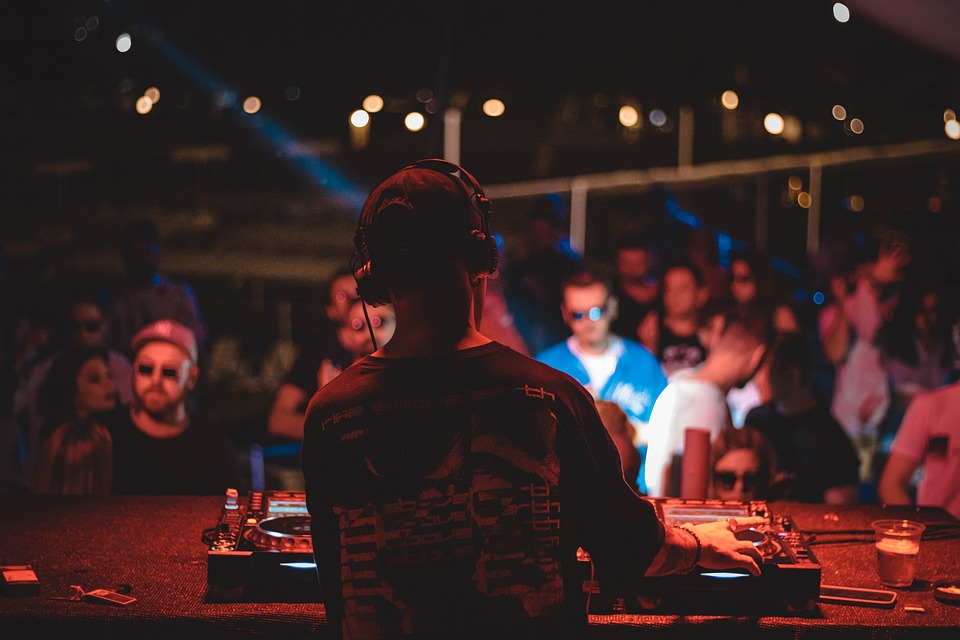 Un DJ utilisant un contrôleur à un soirée techno
