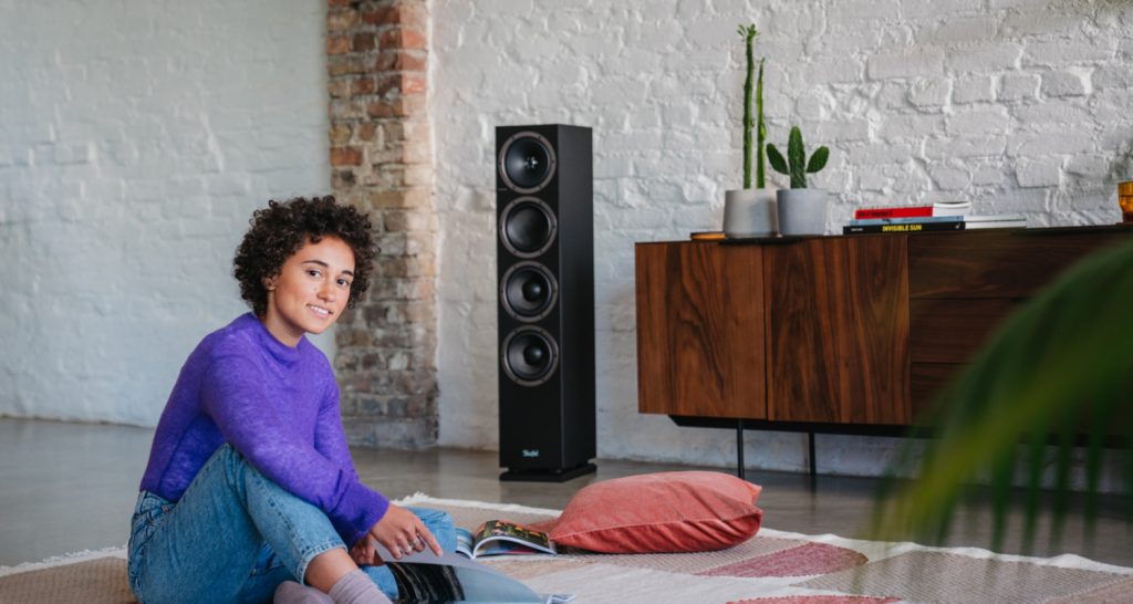 Frau hört im Wohnzimmer Musik