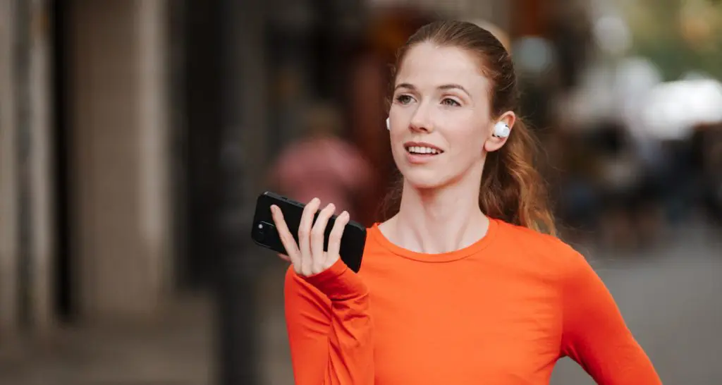 REAL BLUE TWS 3 Frau mit Smartphone telefoniert draußen und trägt dabei die REAL BLUE TWS 3 von Teufel