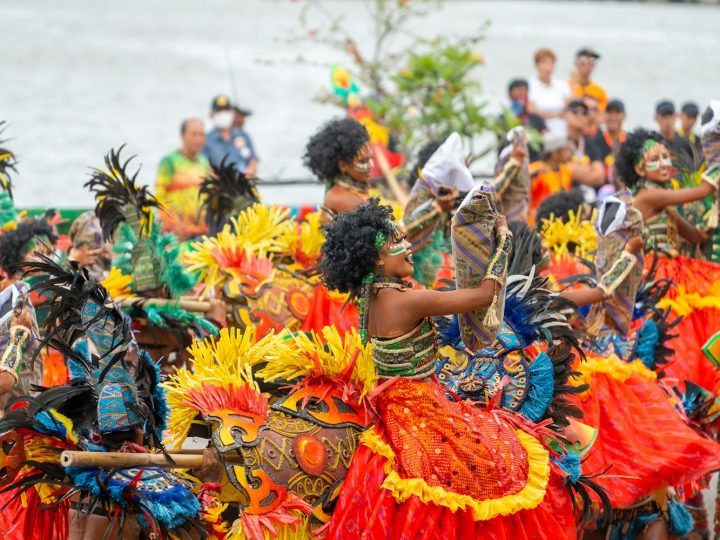 Menschen in bunten Kostümen tanzen Samba bei einer Parade