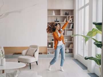 femme qui danse en écoutant de la musique dans son salon