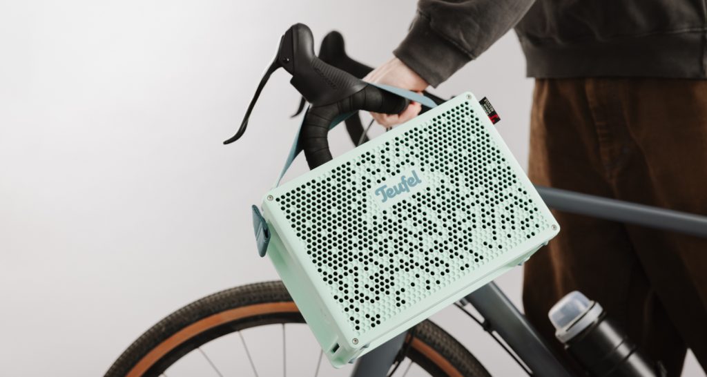 enceinte MYND accroché au guidon d'un vélo par la sangle de transport
