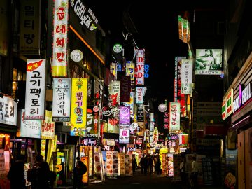 Bunte beleuchtete Einkaufsstraße in Seoul