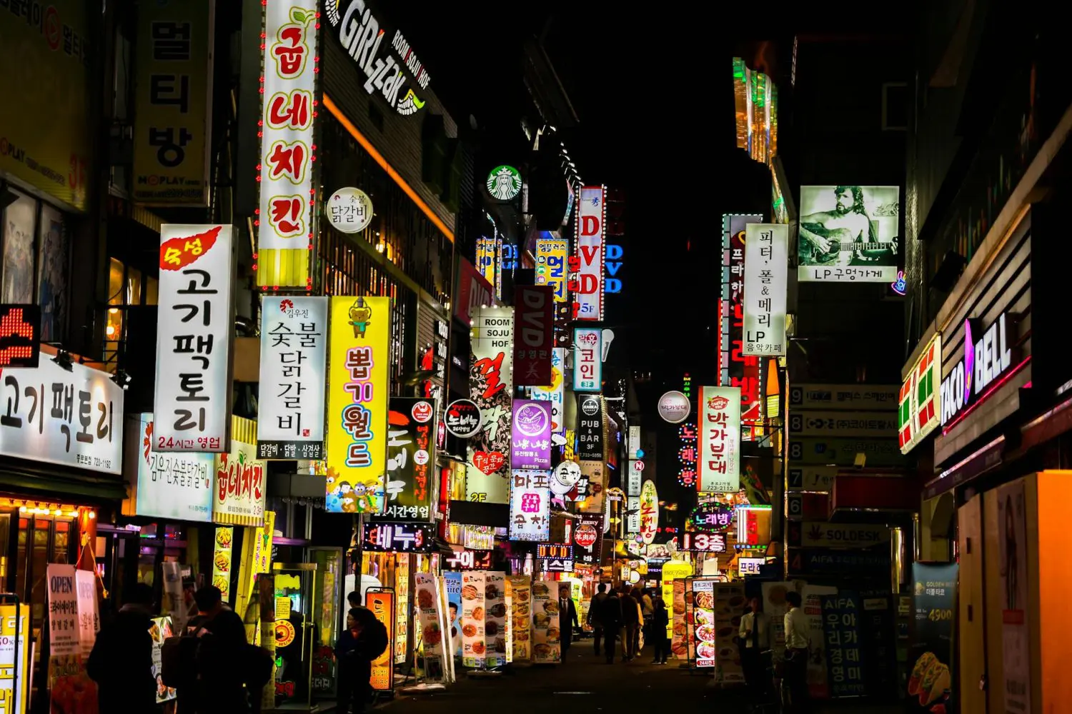 Bunte beleuchtete Einkaufsstraße in Seoul