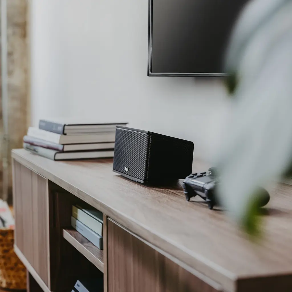 CONSONO 35 + Yamaha RX-V4A “ensemble 5.1” sur un meuble TV avec des livres et une manette de jeu