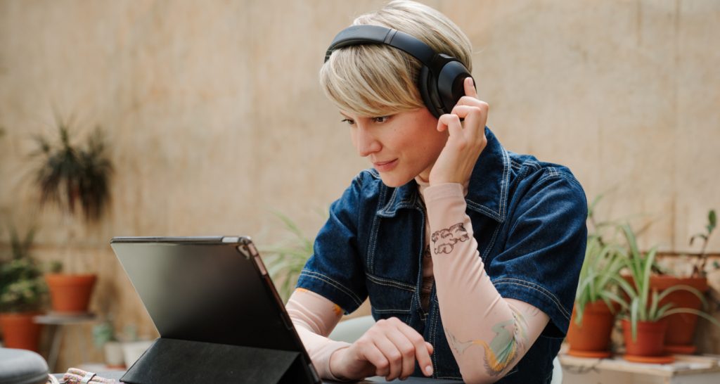 femme devant son ordinateur avec le casque teufel REAL BLUE NC 3 sur les oreilles
