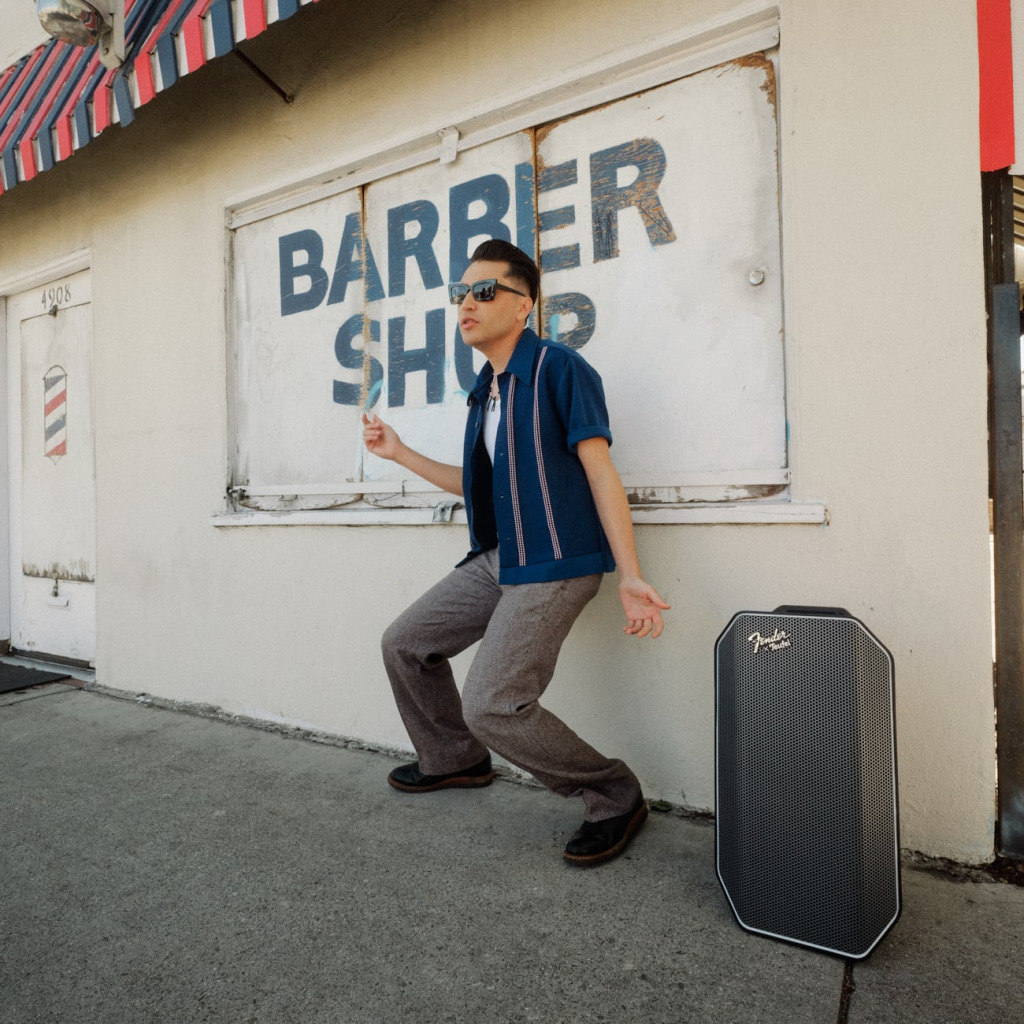 Homme danse devant une facade de barber shop avec l'enceinte FENDER x ROCKSTER AIR 2